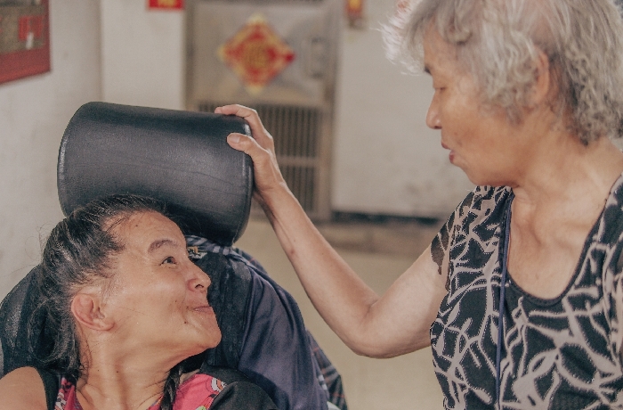 揮別彎下腰，用腳打字的日子