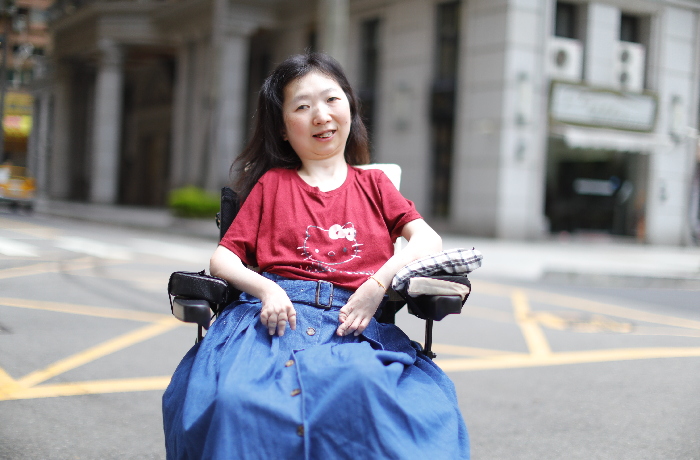 陽光灑下開朗的那雙手