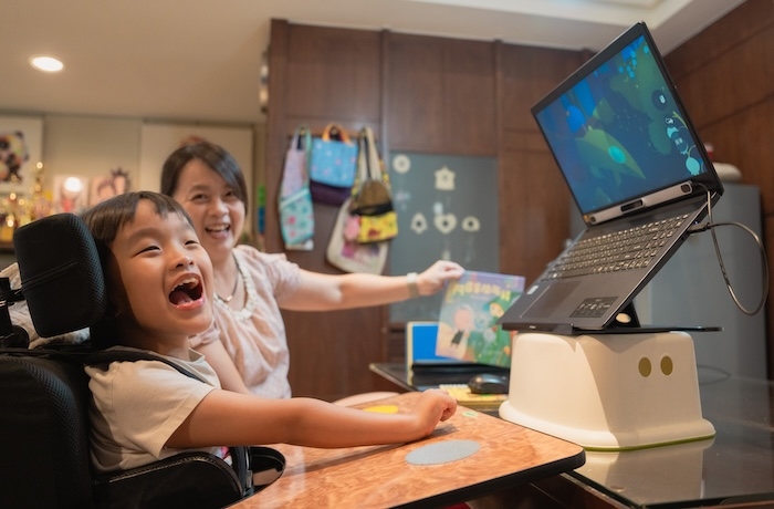 從旁觀者到主演人生，昀安用眼動表達自我