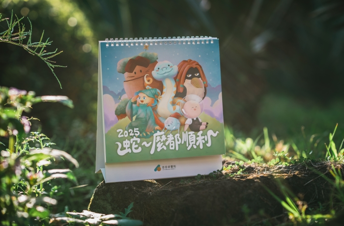 青年學員用眼動科技，拼貼生命故事【2025 蛇～麼都順利】眼動設計桌曆