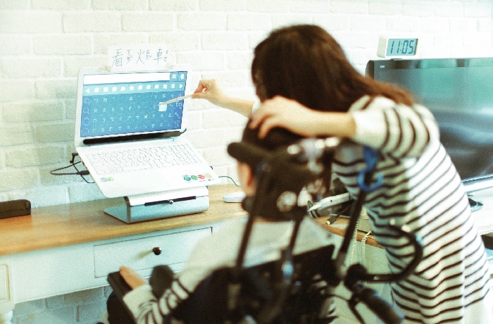 父母的愛與支持，開啟小寬學習之路