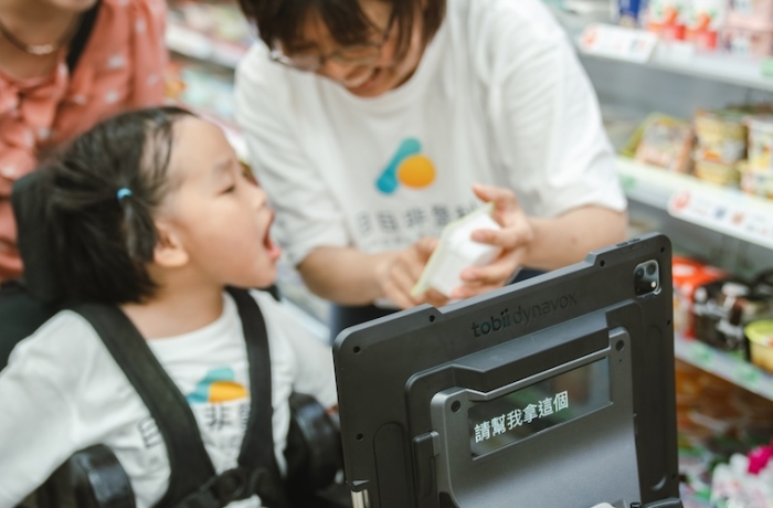 我終於做到了！昀安第一次「眼動」買東西