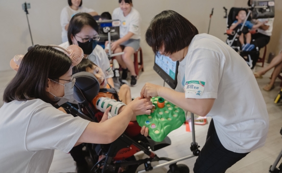 輸贏，是用雙眼玩出來的？小學員一起用眼動「玩桌遊」
