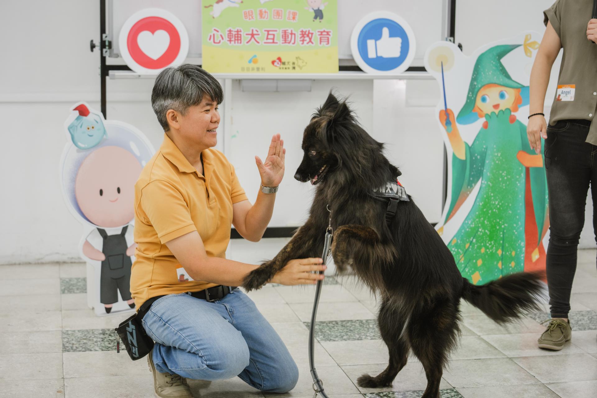 心輔犬團隊技術長皓羽，示範如何正確地與心輔犬互動。