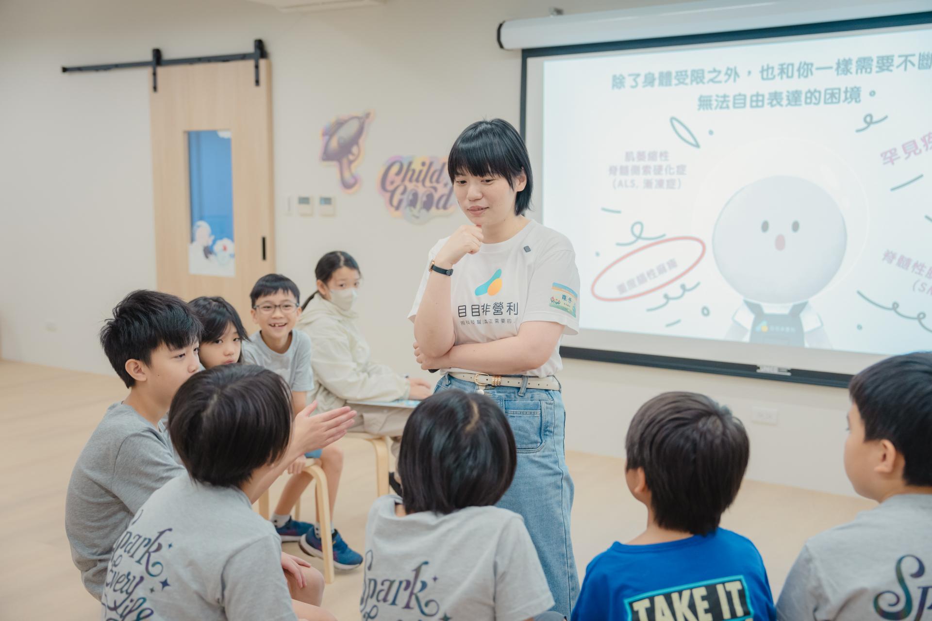 企劃夥伴翔伃帶領孩子們，一起思考與自己不同的人們，可能遇到的困境。