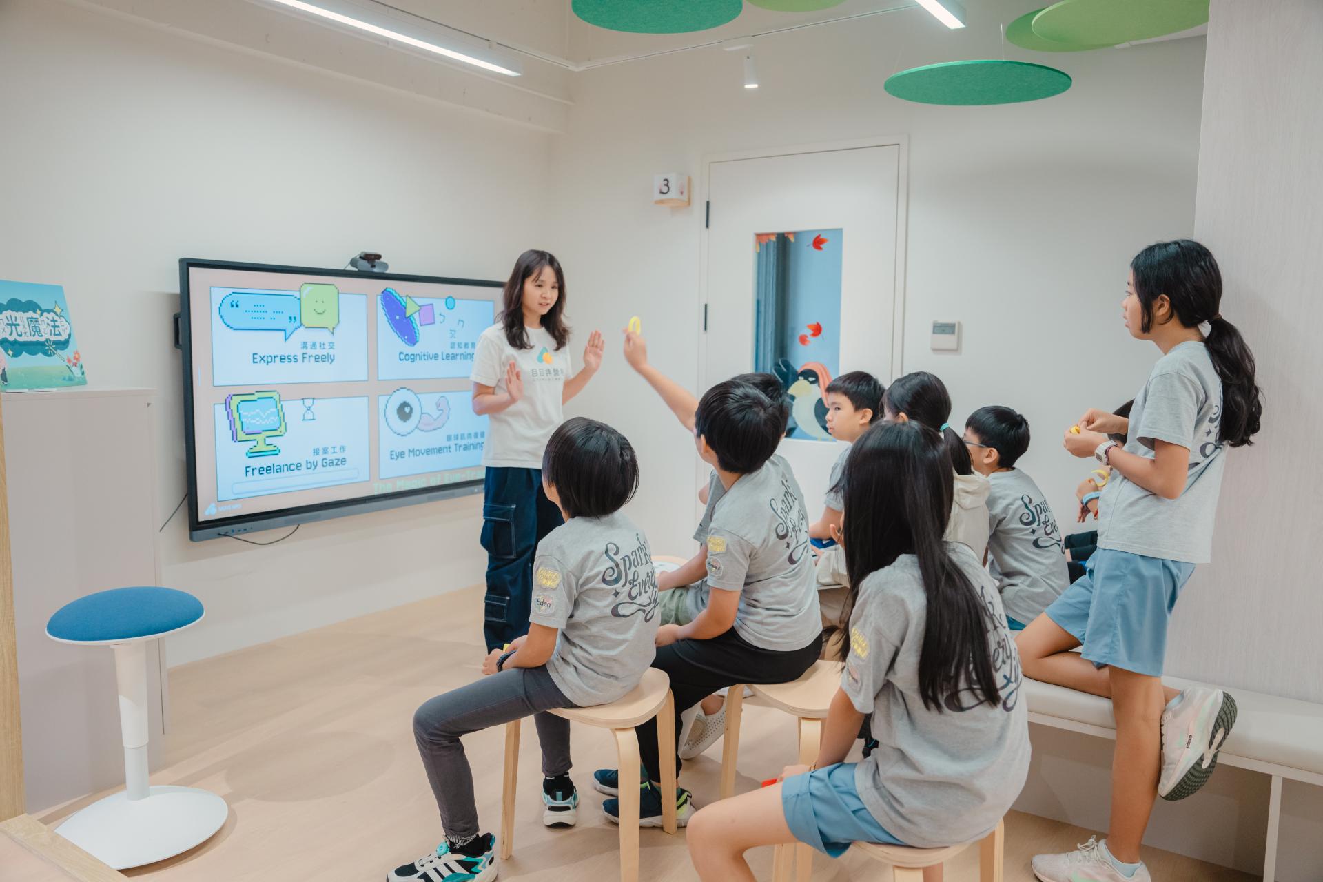 企劃夥伴Penny與孩子們互動，大家提出對眼動科技的好奇與疑惑。
