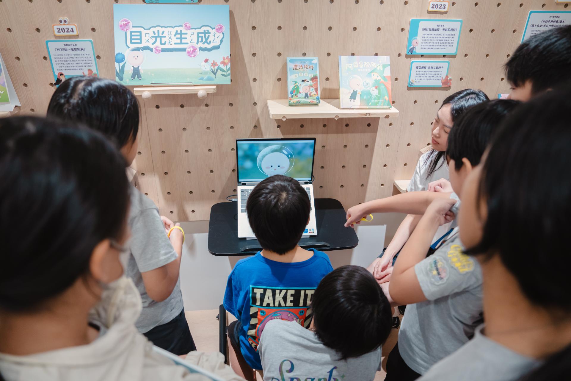 企劃夥伴Jenny帶著孩子體驗《阿目》眼動童書，走進目目的眼動視界。