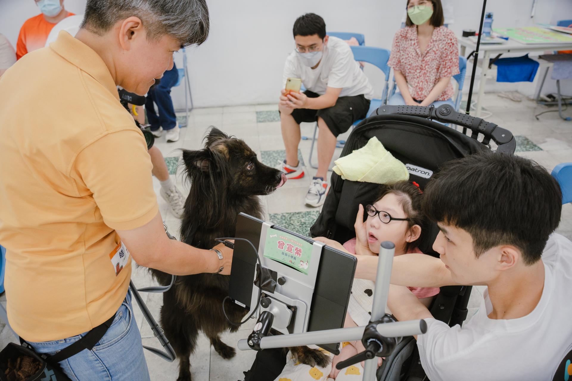 戚風站立起來靠在小學員宣縈旁邊，一人一狗近距離對視，既緊張又害羞。