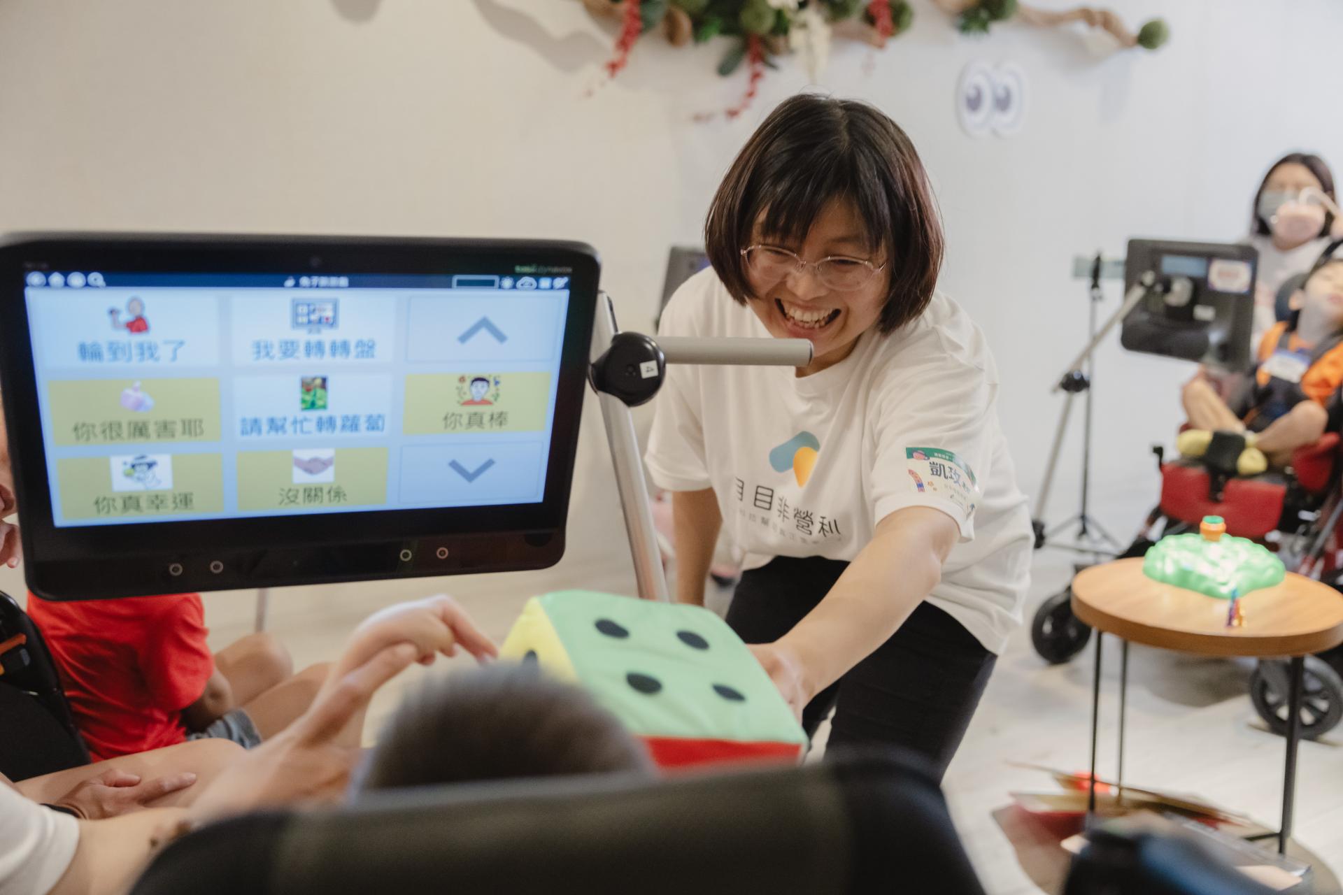 語言治療專業背景的陳凱玫老師，發起台中桌遊眼動團課，也是活動主持人。