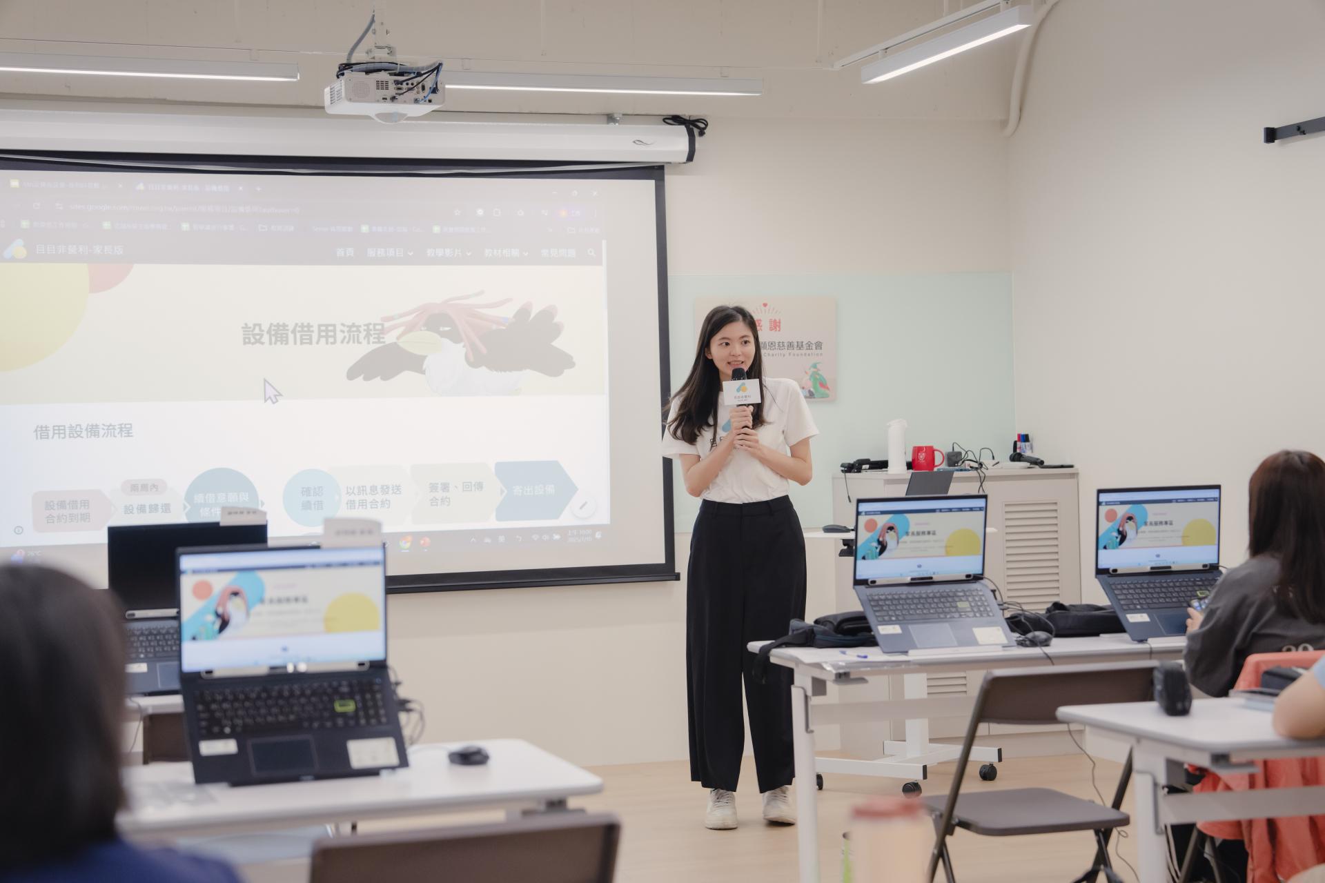 Lily向家長說明借用設備的流程，除了把眼動借回家，也要記得常常陪伴孩子練習。