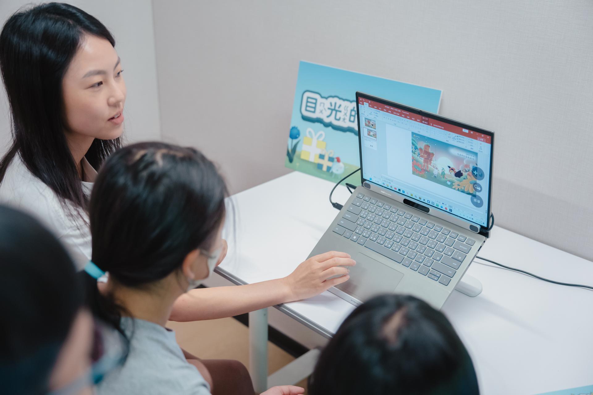 孩子們靜下心用雙眼瞄準注音符號，打出想要的文字，製作成獨一無二的卡片。