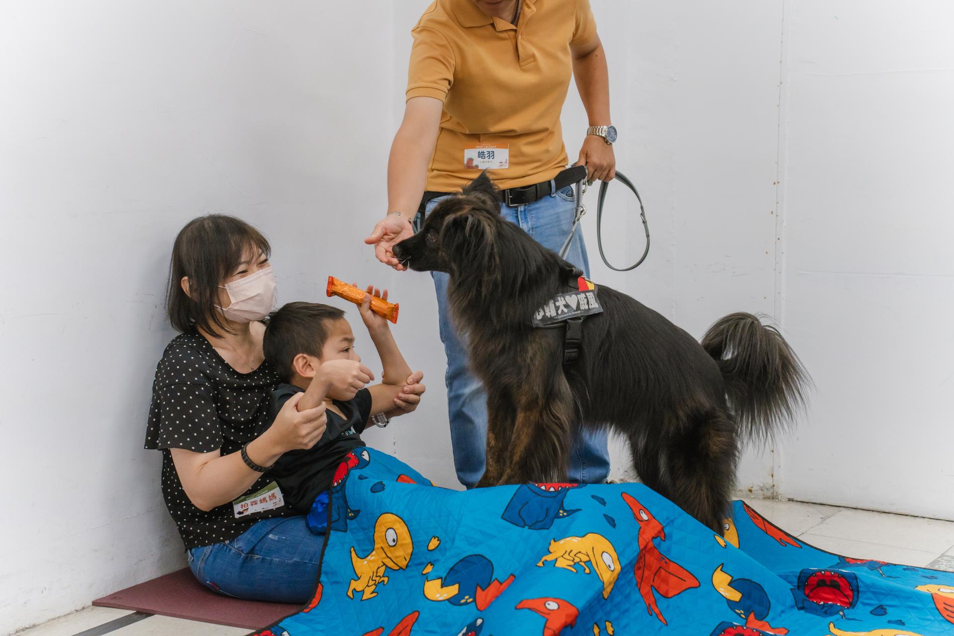 小學員在家人的懷抱裡有滿滿的安全感，放鬆地感覺戚風輕輕柔柔的踩踏。