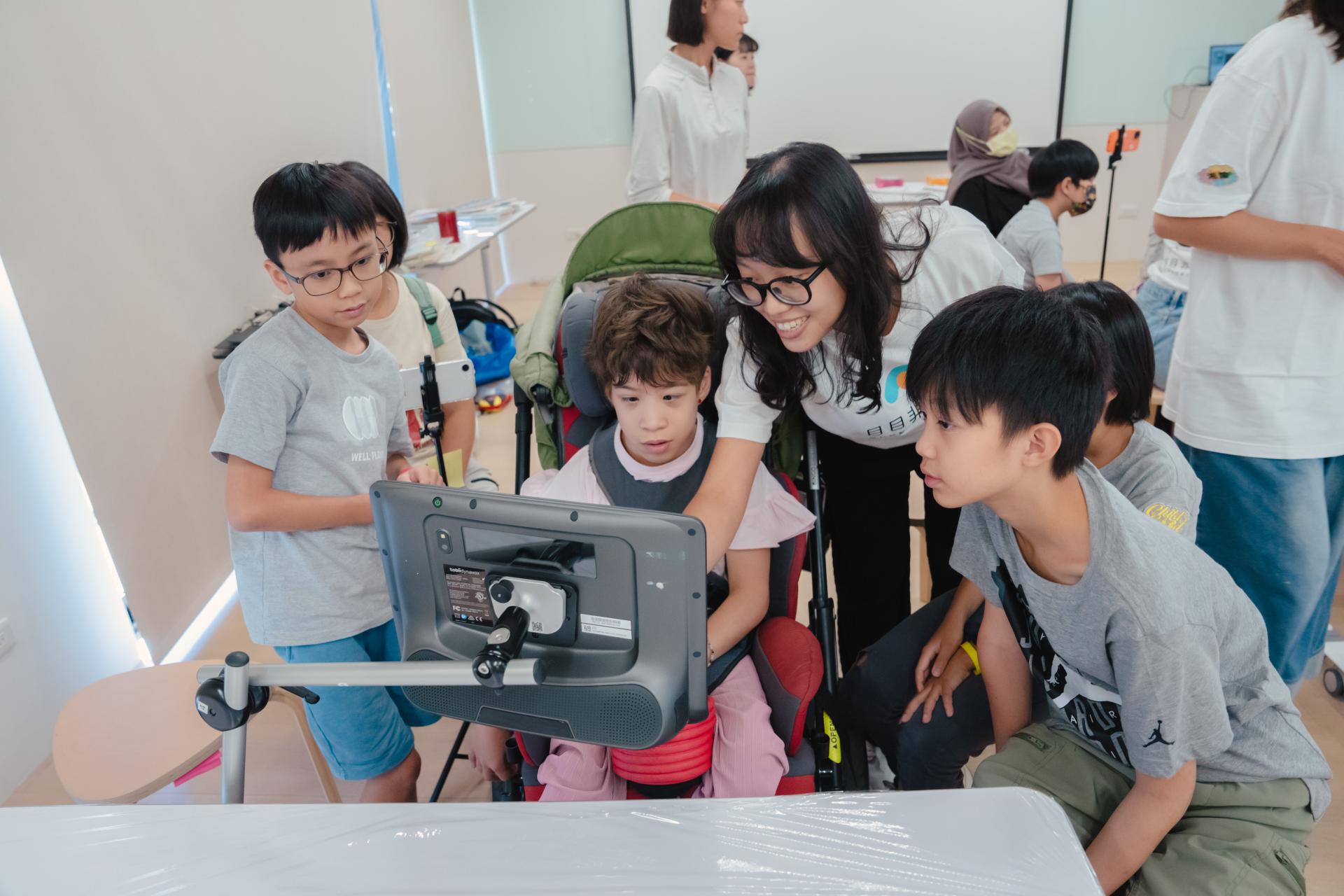 酷童孩子們與小學員佳悅一起討論溝通，合力完成共同作品。