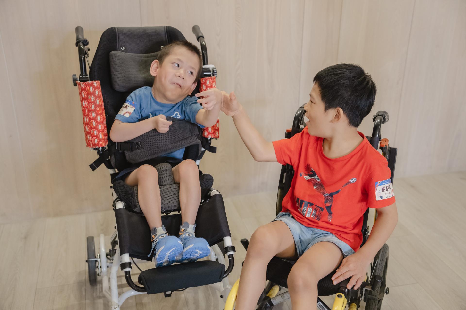 許久未見的兩位台中小學員，在桌遊課上相遇非常開心。