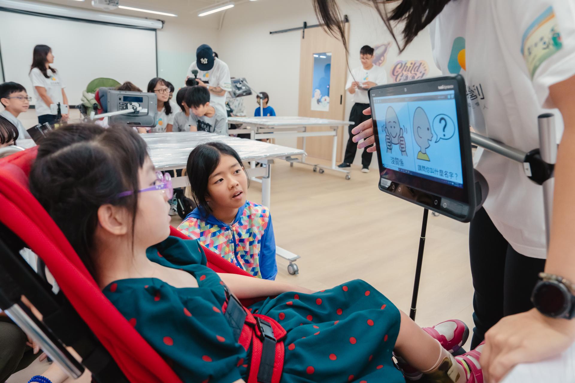 酷童孩子觀察小學員恩馨如何用雙眼點擊圖卡，提出問題或表達感受。