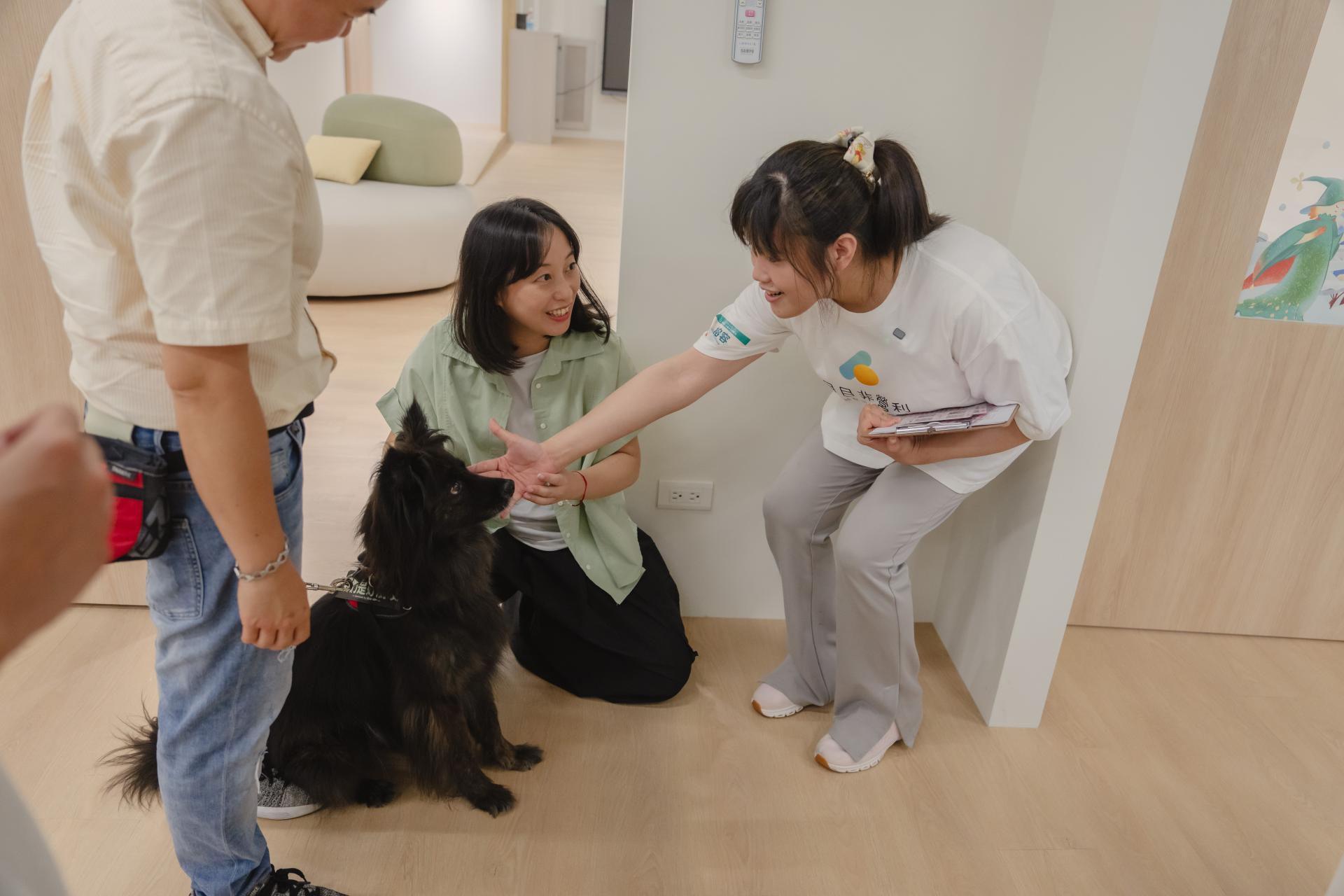 因為戚風，讓曾經害怕狗狗的我，在這一刻收起了恐懼。