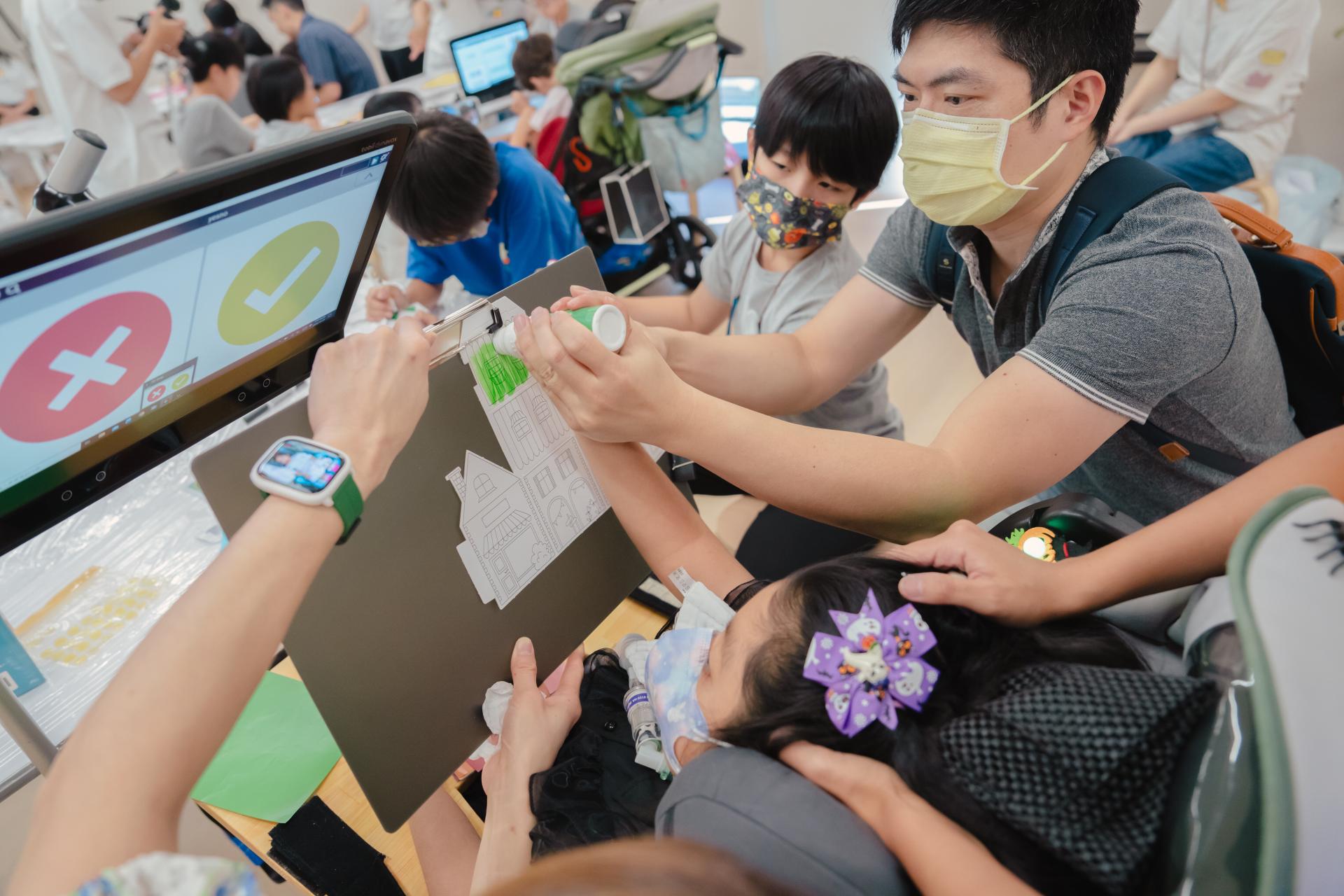 小學員羽萌和家人、眼動老師、酷童孩子們，合作完成自己喜歡的房子。