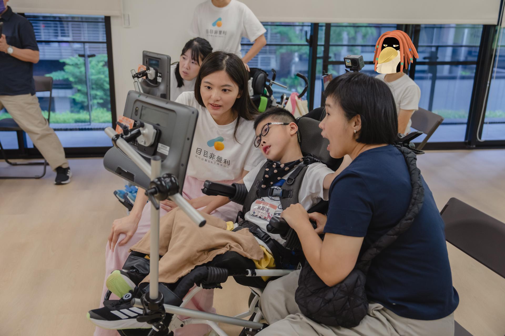 Lily為小學員們籌辦眼動團體課，也在課堂中陪伴孩子一起用眼動玩耍。