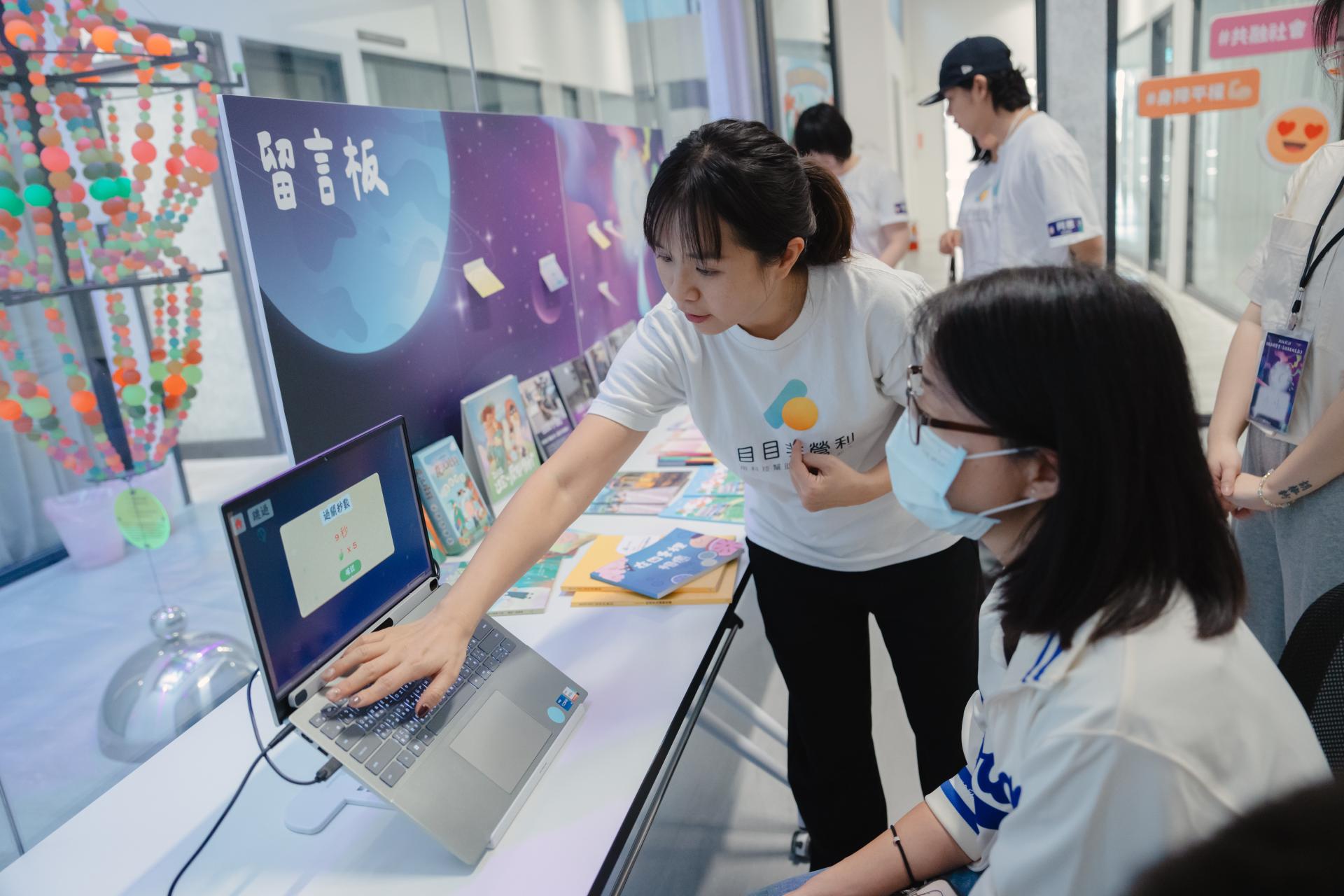 共同創辦人Penny引導目友們操作眼動，親自體驗用雙眼表達的感覺。