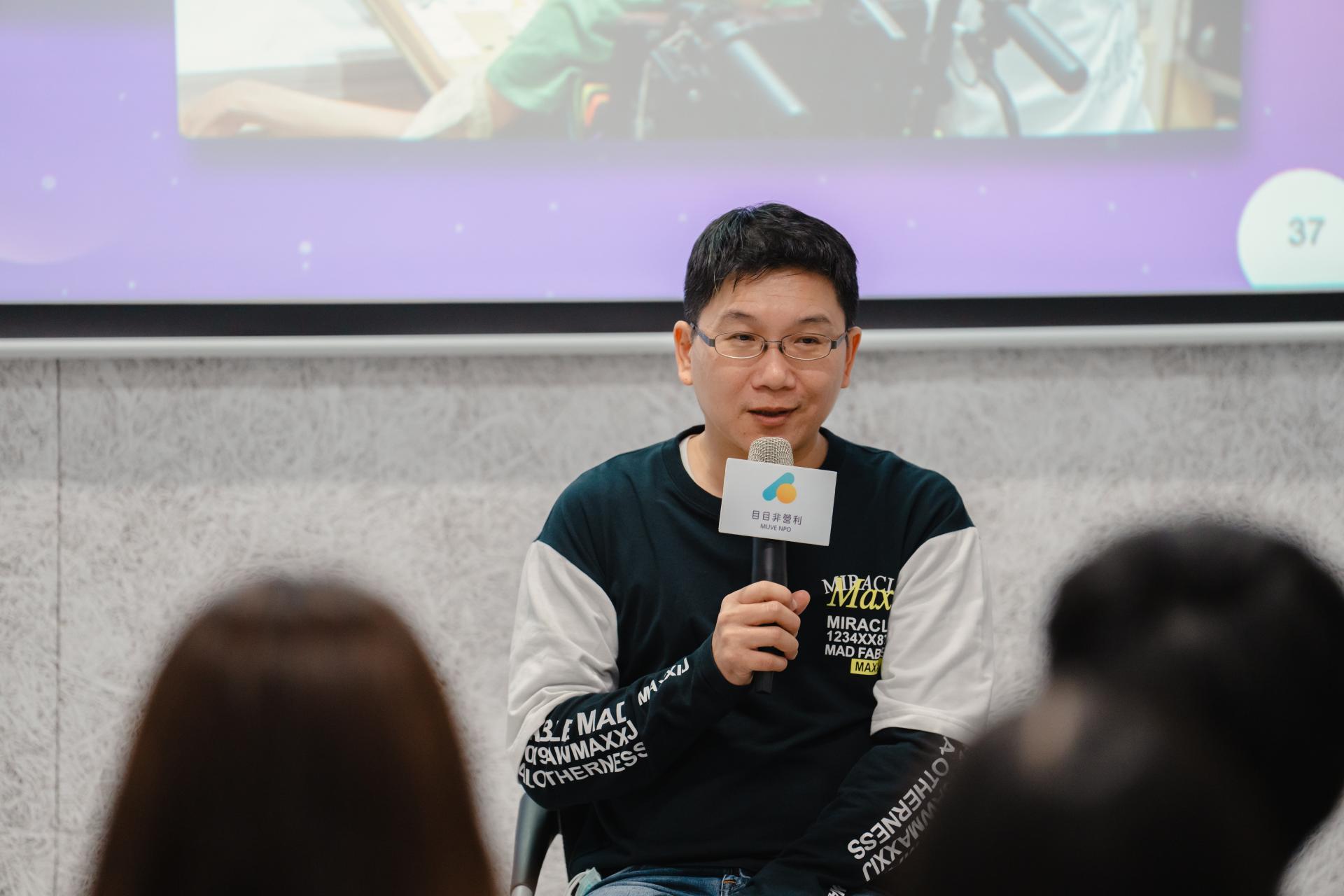 與目友們一起觀賞品宏的眼動紀錄影片，爸爸在回憶中分享品宏的成長與變化。