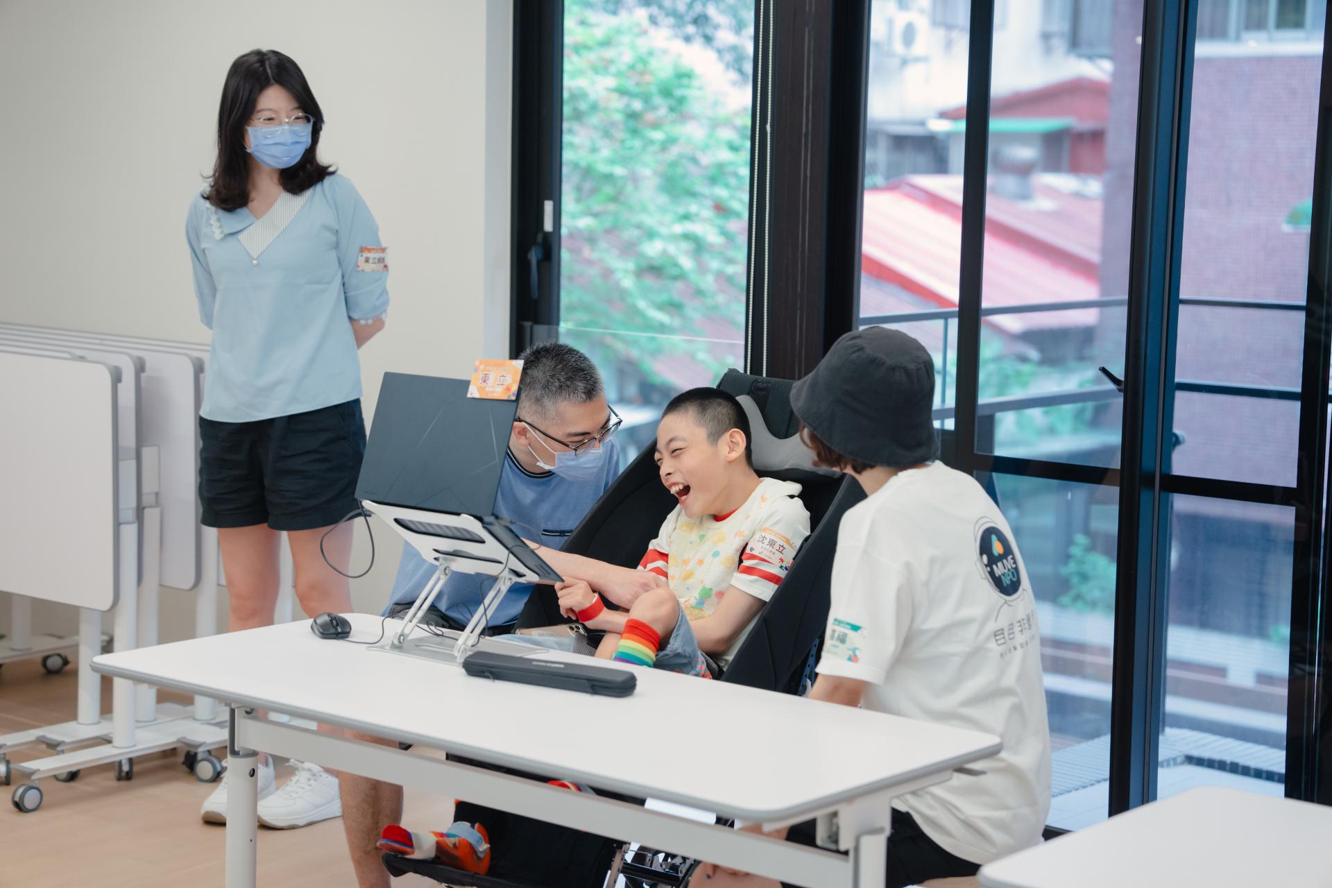 因為擁有父母的溫柔鼓勵，即使心情緊張，仍可以沈浸在遊戲中，一起共享喜悅。