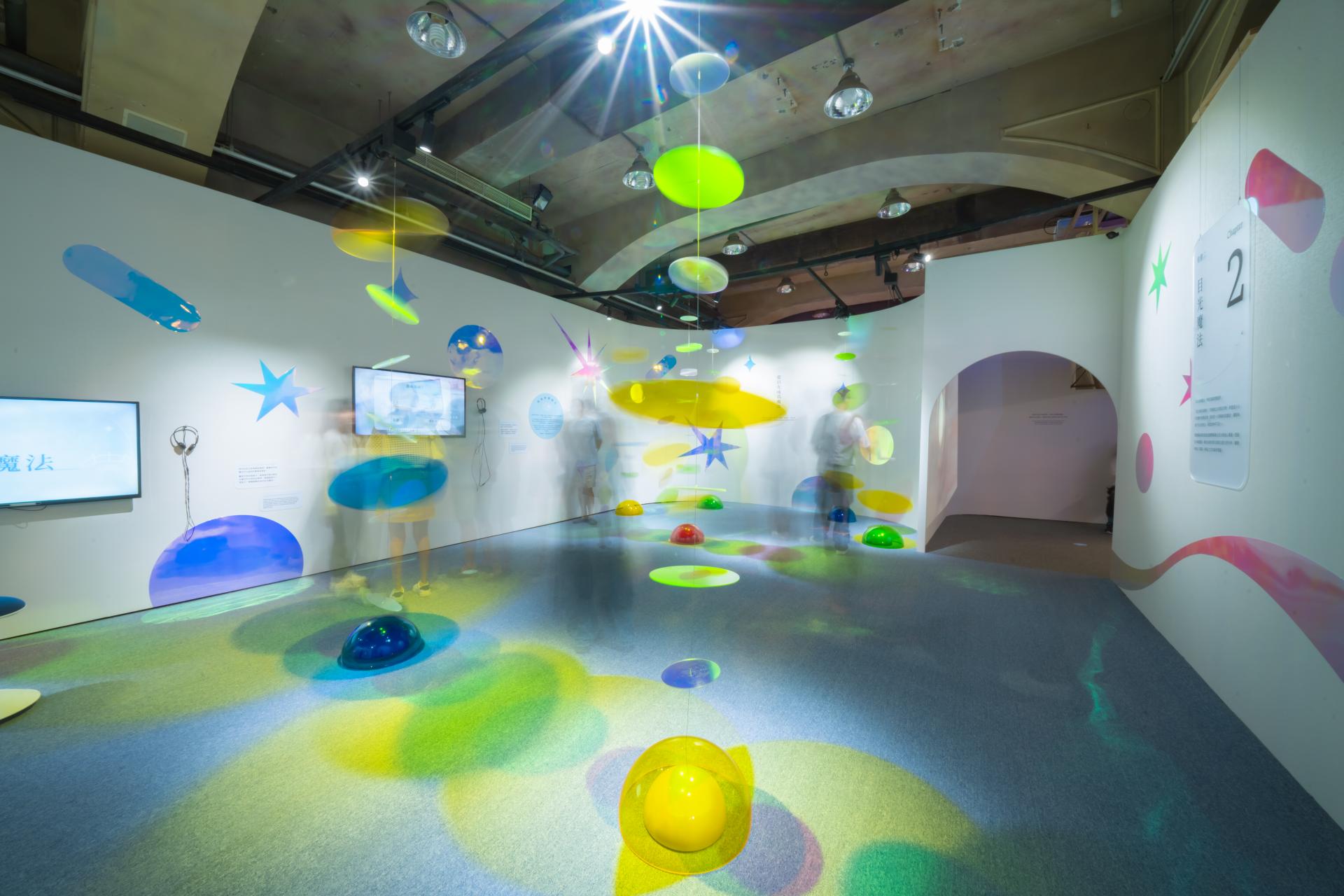 《尋常之外》「目光魔法」展區，透過雙眼觸發影片播放，讓學員們的眼動故事被溫柔看見。