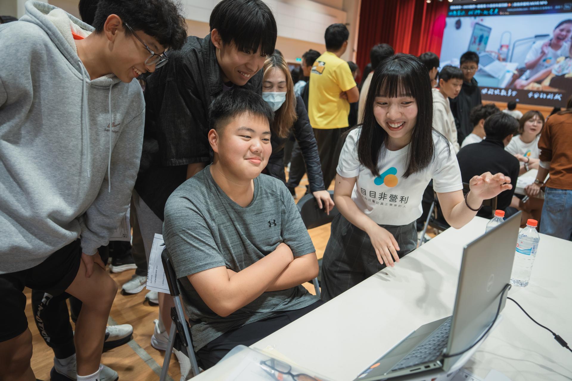 同學在體驗眼動科技時，似乎遇到了瓶頸。