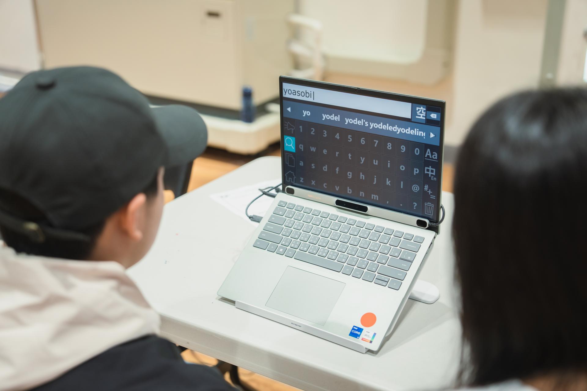同學嘗試用眼動打字拼出日本音樂團體的名稱。