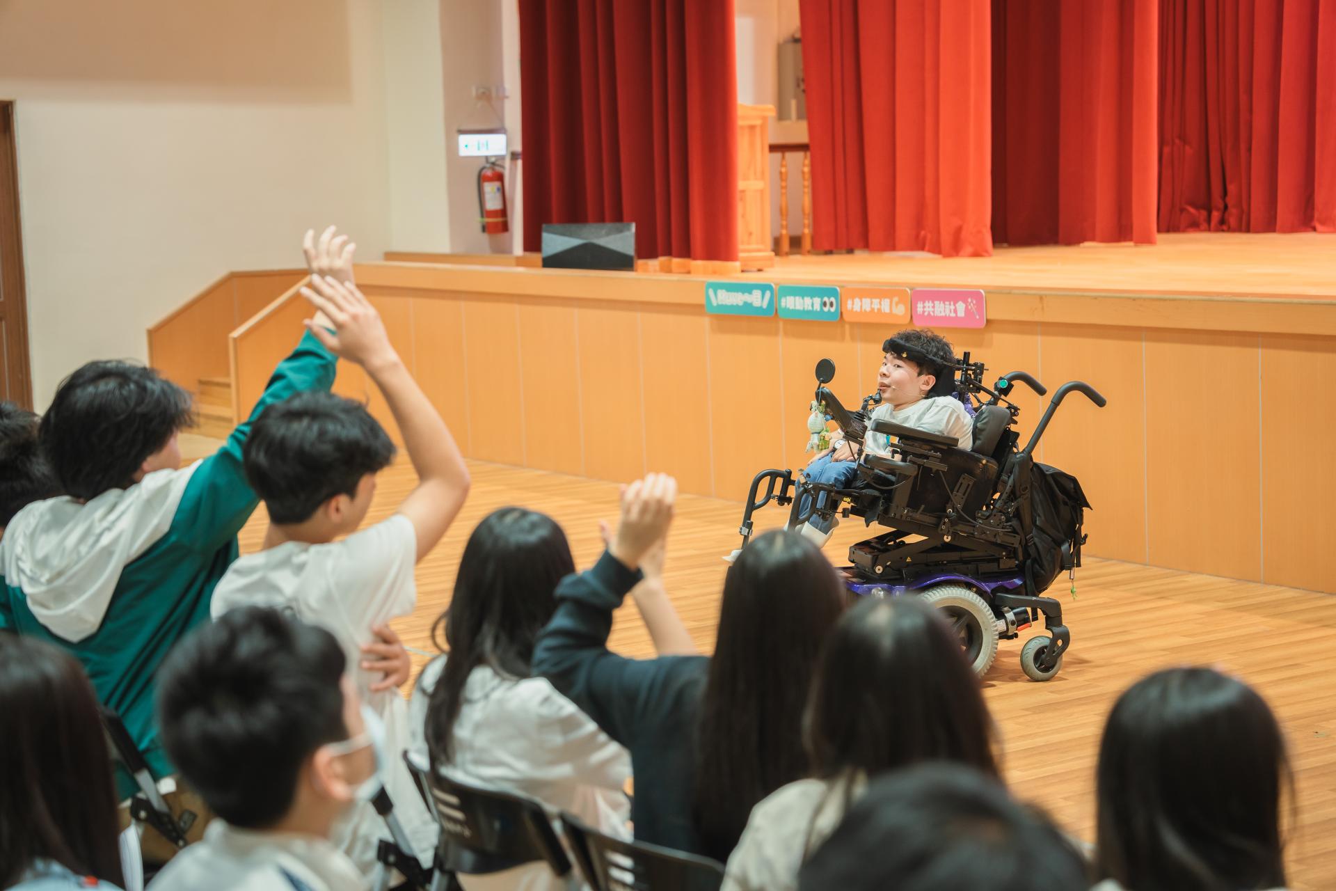 宜蘭青年學員景維在台上分享自己的生命故事，台下同學也熱情互動。