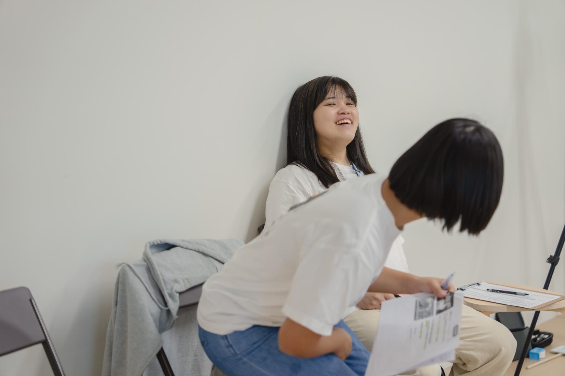 緩解緊張的魔法－－-大笑三聲，告訴自己：「我不緊張！」（雖然一點幫助也沒有）。