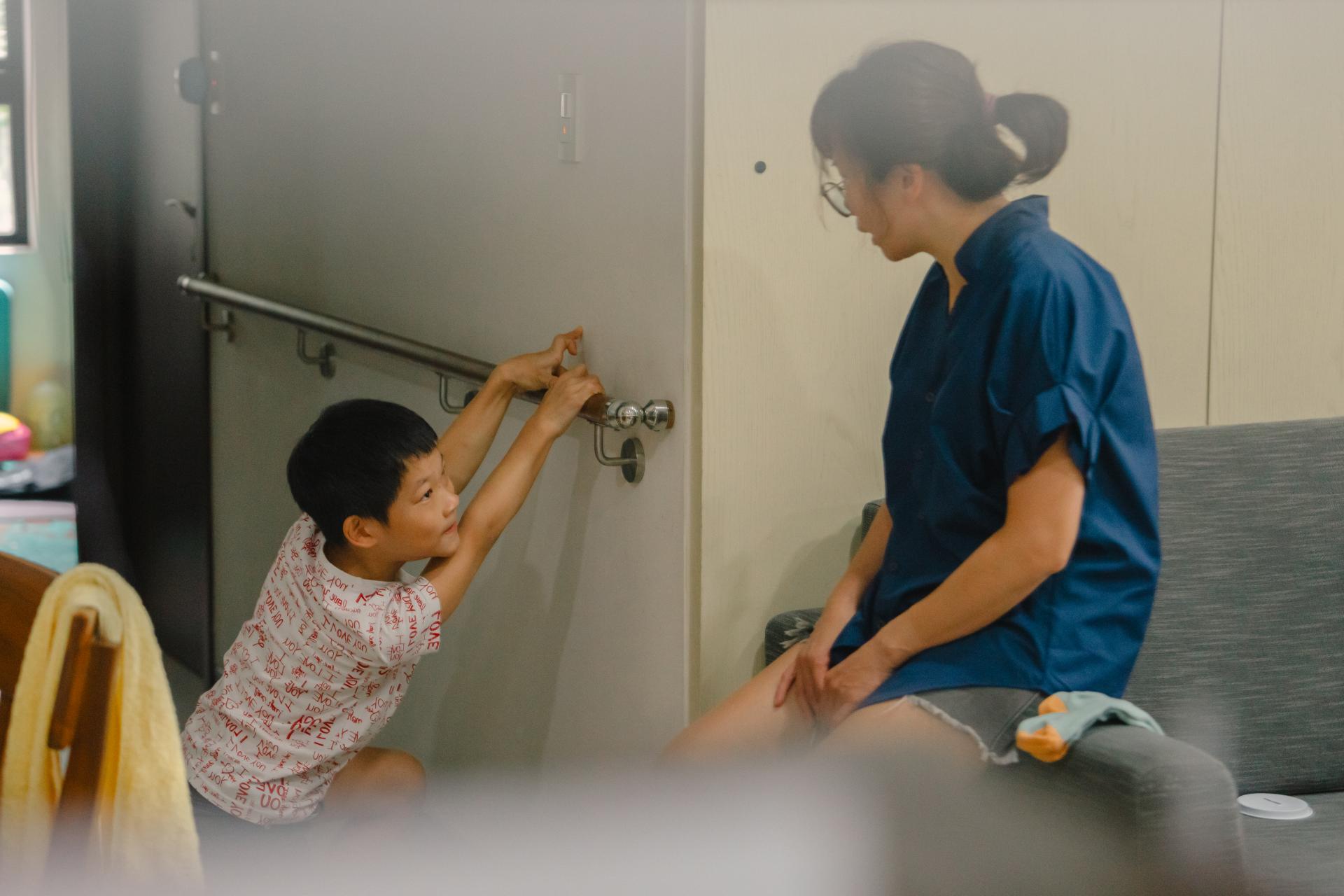 過去遇到復健瓶頸,不敢講、也無法清楚說明內心感受的朋寯,母子倆經由他人的鼓勵與建議,聆聽彼此的心聲,一步步走到現在。