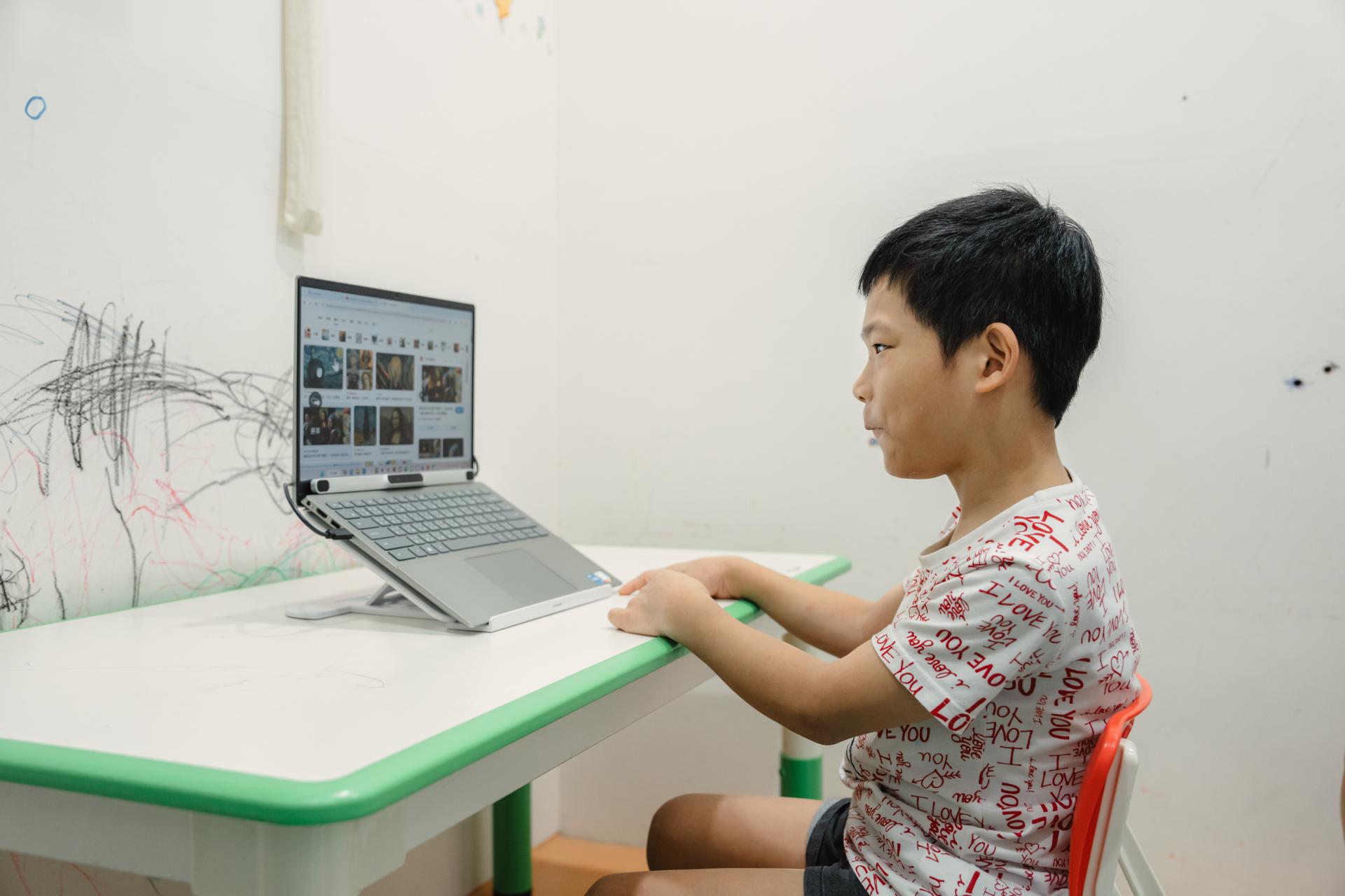 朋寯使用眼動上網,好奇地搜尋目目企劃夥伴口中「藝術」一詞,究竟是什麼意思。